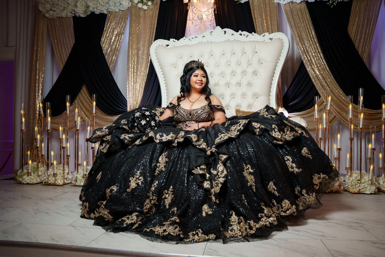 Una mesa de dulces de quinceañera bajo un fondo dorado y letrero de neón en Luxor Banquet Hall
